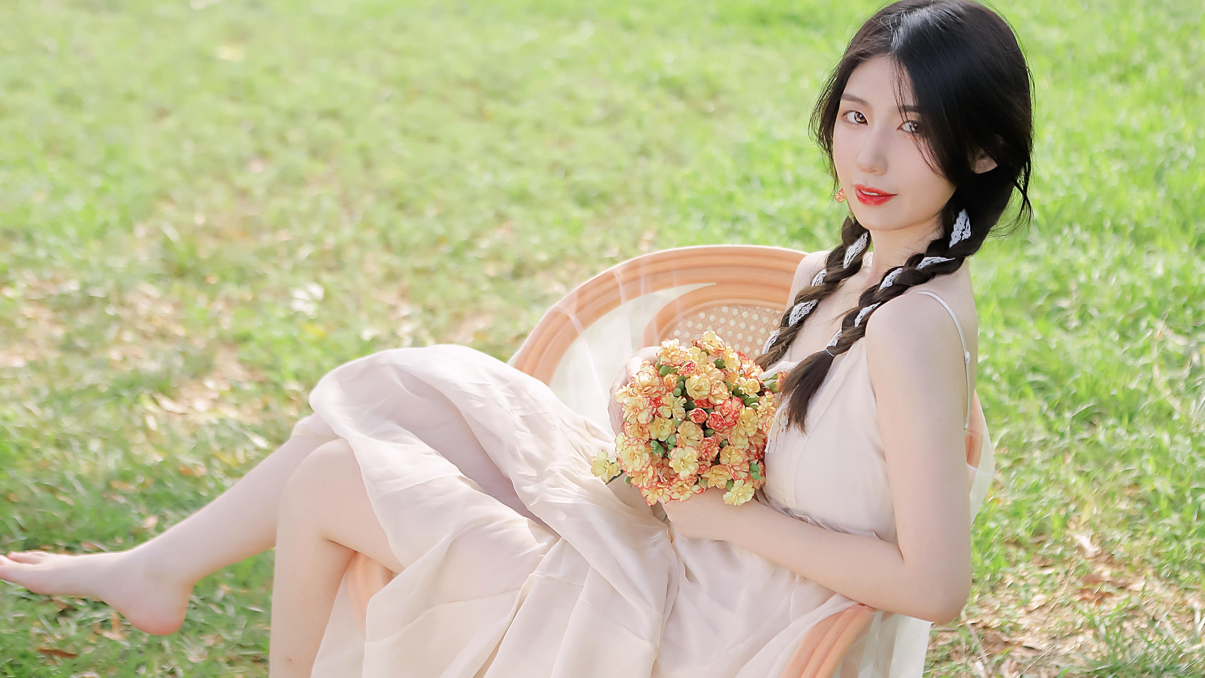 武汉渡江节：两千余名中外“泳士”搏浪长江